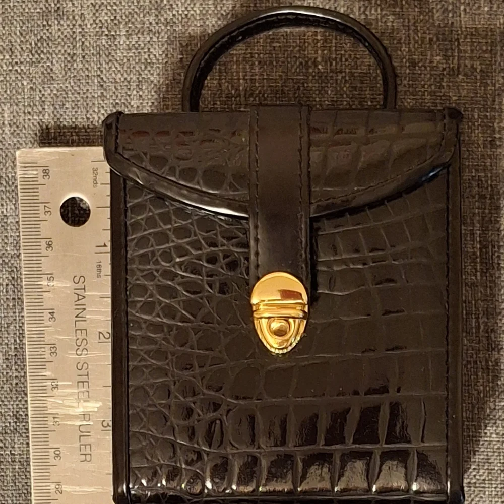 Elegant Black Croc-Embossed Travel Jewelry Case - Picture 2 of 5